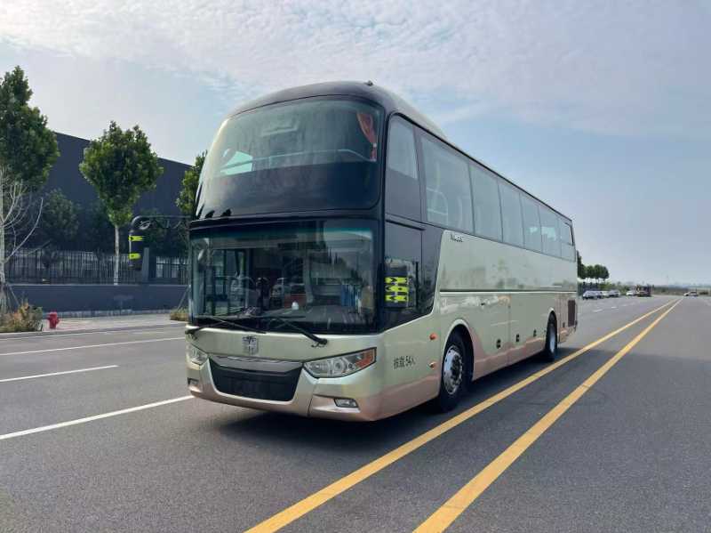 2017年4月上牌54座一层半国五双门气囊中通6119旅游车