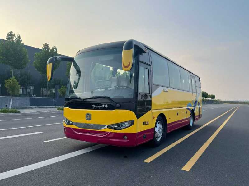 2017年8月上牌38座国五中通6906气囊旅游车