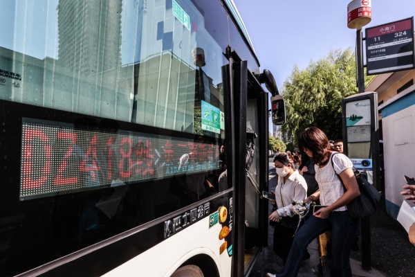 首日火爆全场！黄浦定制公交当场决定缩短开车间隔