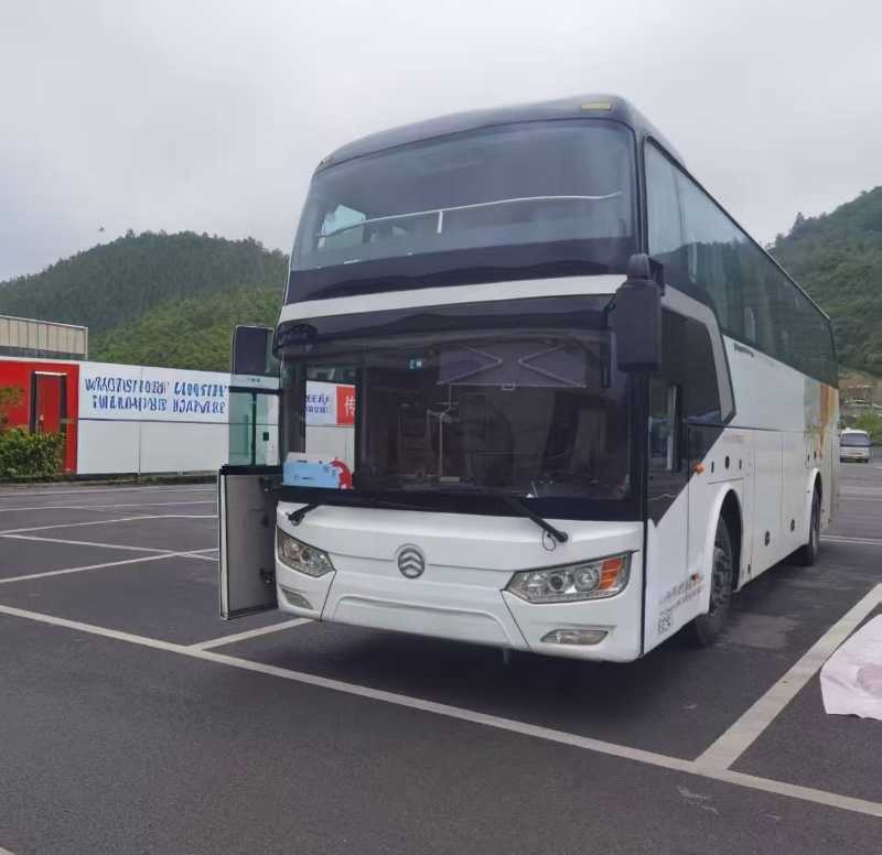 2017年10月上牌54座国五金旅6112气囊中门旅游车