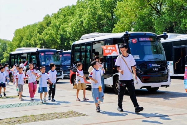 自动驾驶的魅力！258名少年参加苏州金龙暑期研学游活动