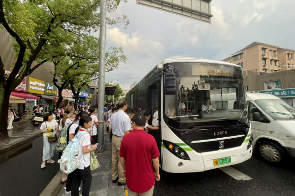 数字化服务——久事公交推出助学权益卡 乘车优惠让利于民