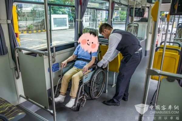 党建引领公交服务：49路车队打造流动的“红色温暖驿站”