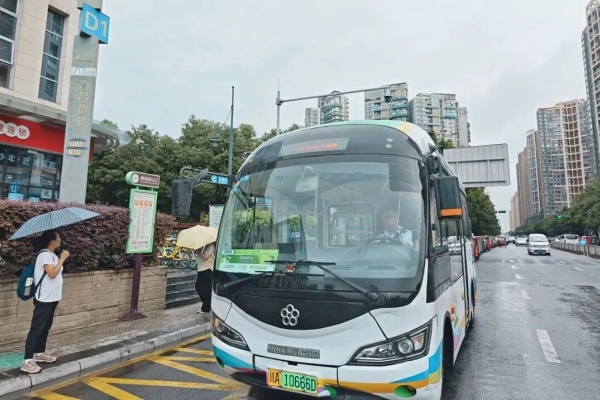 再也不怕通勤坏天气了！“蓉城微巴”，下了地铁不用淋雨抢单车！