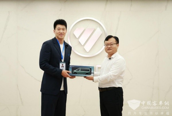 跨界新搭档！中国男篮雷蒙“入职”福田图雅诺