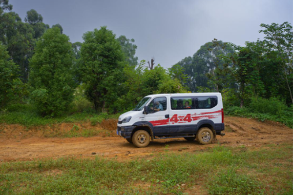 体验营！鸡窝坑、炮弹坑、爬坡……依维柯欧霸·山海轻松应对