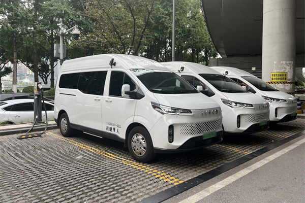 山城深度游 依维柯聚星纯电车交付重庆用户