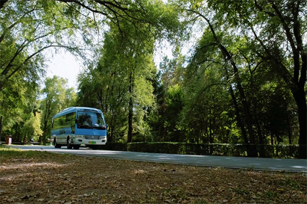 净月潭的绿色动脉：金旅纯电动考斯特守护“绿海明珠”