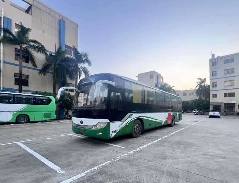 2014年9月上牌多台12米51座有中门宇通6121旅游车