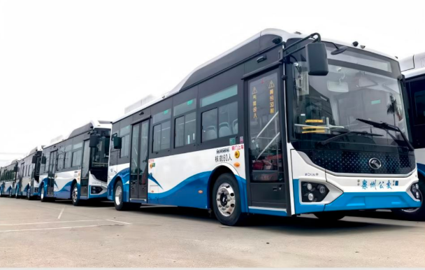 金龙266台新能源公交批量交付泉州