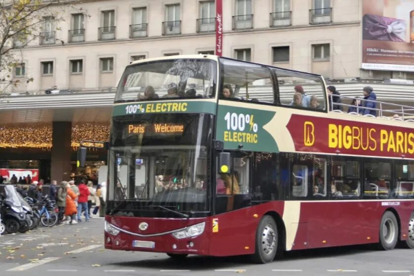 塞纳河镀上一层柔光 邂逅安凯E12S双层巴士