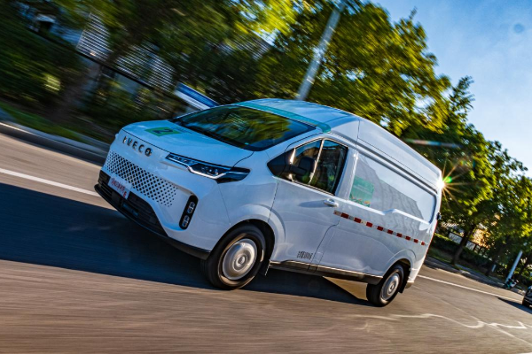 载誉前行 依维柯聚星纯电动车再获行业大奖