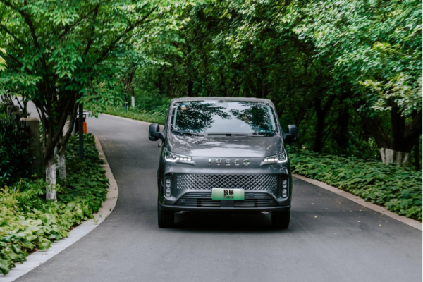 载誉前行！依维柯聚星纯电动车 绿色出行新标杆