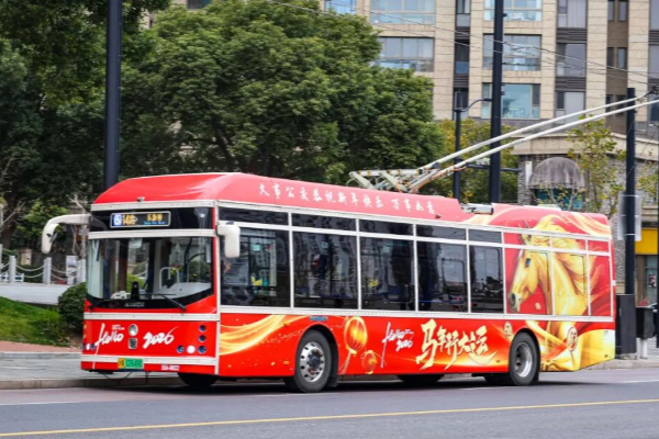 百年电车换上新春涂装 红色福韵扮靓申城
