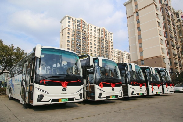 共筑区域出行新生态！批量苏州金龙新V系客车交付张家港港城汽运
