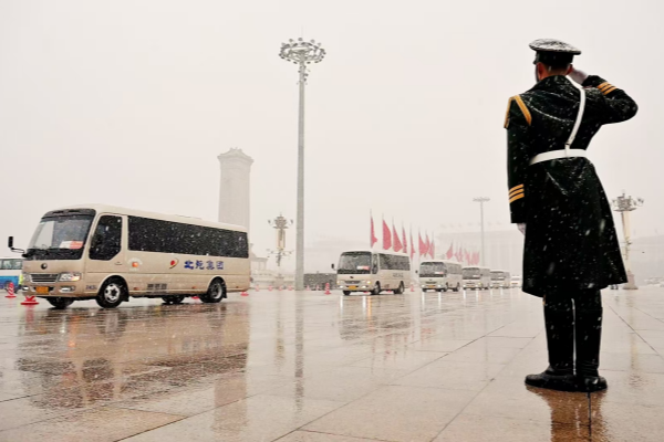 奏响“十五五”开局强音！宇通连续22年主力护航全国两会