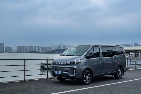 以实力定义王者！依维柯聚星荣膺 2026 “全能轻客之王”