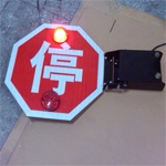 符合国家标准的校车停车信号臂