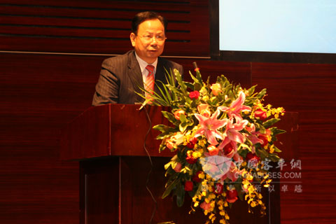 深圳五洲龙汽车有限公司董事长张景新在大会上做演讲