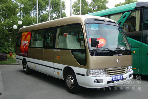 金旅“诚信行动”现场展出的现代底盘考斯特