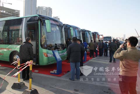 公交企业代表参观中通新型节能公交