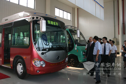 国际友人参观恒通客车