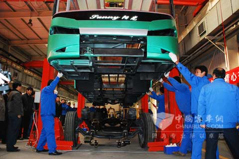 节能公交现场评审会的车身合装