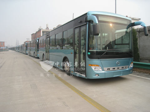 2010年将在合肥18路公交线上运行的安凯纯电动公交车