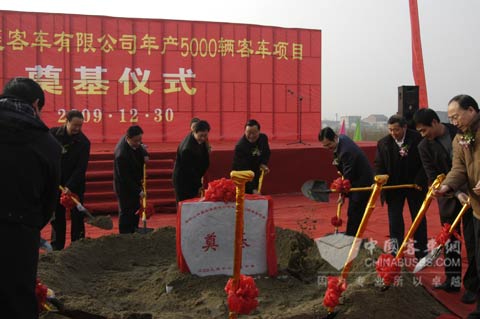 图为当涂县领导与集团公司领导为客车项目奠基