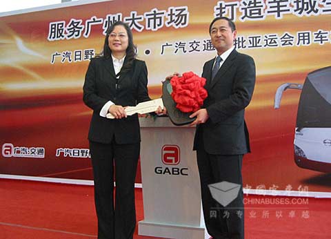 广汽日野(沈阳)总经理中根健人(右)向广汽交通总经理赵勉(左)交接车钥匙
