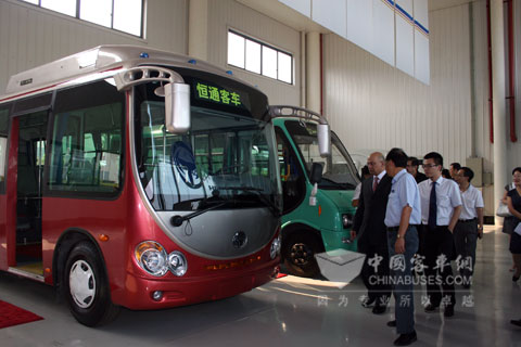 国外朋友参观恒通•都市宝贝客车
