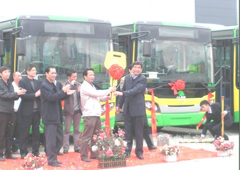 五洲龙副总经理成建忠向广州马会巴士总经理周丰祥交接“金钥匙”