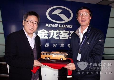 大金龙常务副总经理陈志强向苏伟司长赠送车模