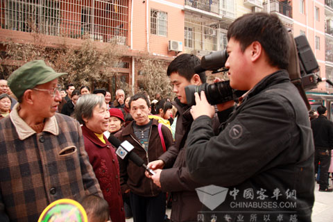 新型公交客车上路吸引了众多市民前来参观、乘坐