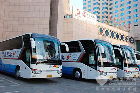 等候在中国职工之家的大金龙龙威车队