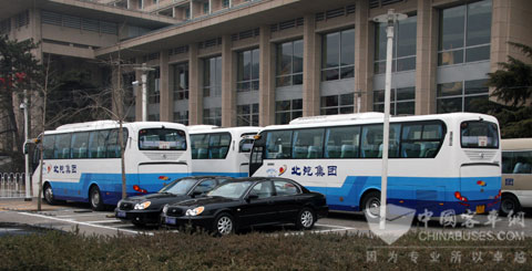 等候在北京饭店前的大金龙车队