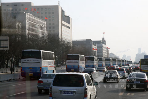 去往人民大会堂的大金龙车队