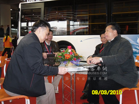 展区内客户正在仔细了解安凯客车的详细资料