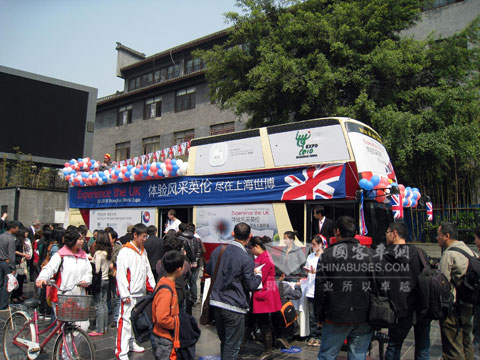 安凯英国世博大巴在重庆巡游