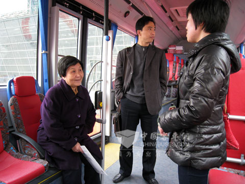 安徽省新能源协会的名誉会长宋明女士体验安凯新能源客车