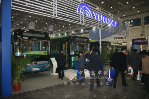 宇通携绿色环保公交“燃亮”2010中国国际客车展