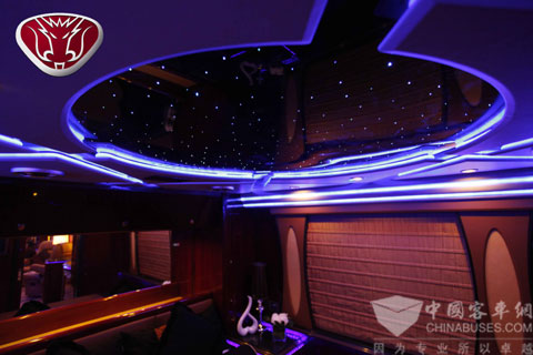 北京车展金龙房车内“满天星斗”的顶部设计
