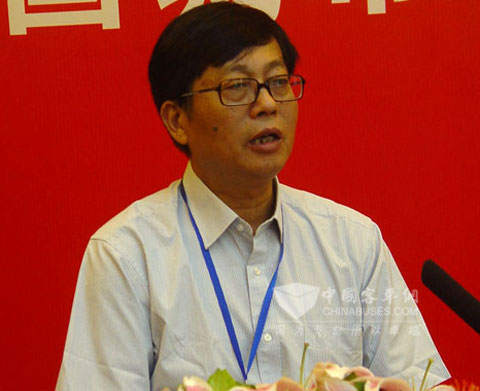 中国城市公共交通协会科学技术分会理事长李世豪在会上发言