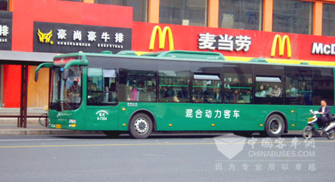 行驶在杭州街头的金旅混合动力公交车