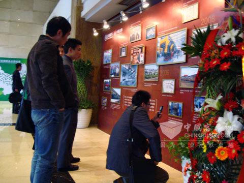 客户在观看金旅历史文化背景墙