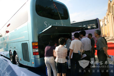 专家领导细看青年客车