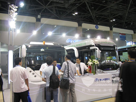 宇通展台前吸引众多参观者