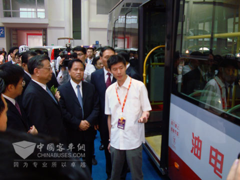 福建省省长黄小晶和厦门市市长刘赐贵莅临参观金旅混合动力车型