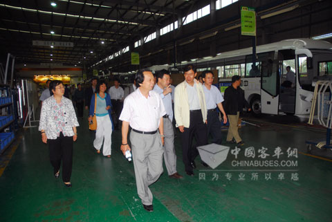 昆明市领导一行参观金旅客车