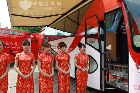 大金龙顶级献血车亮相上海滩